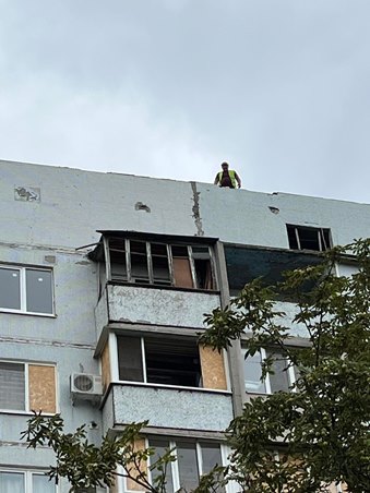 Тривають відновлювальні роботи у постраждалих від ударів ворога будинках Харкова